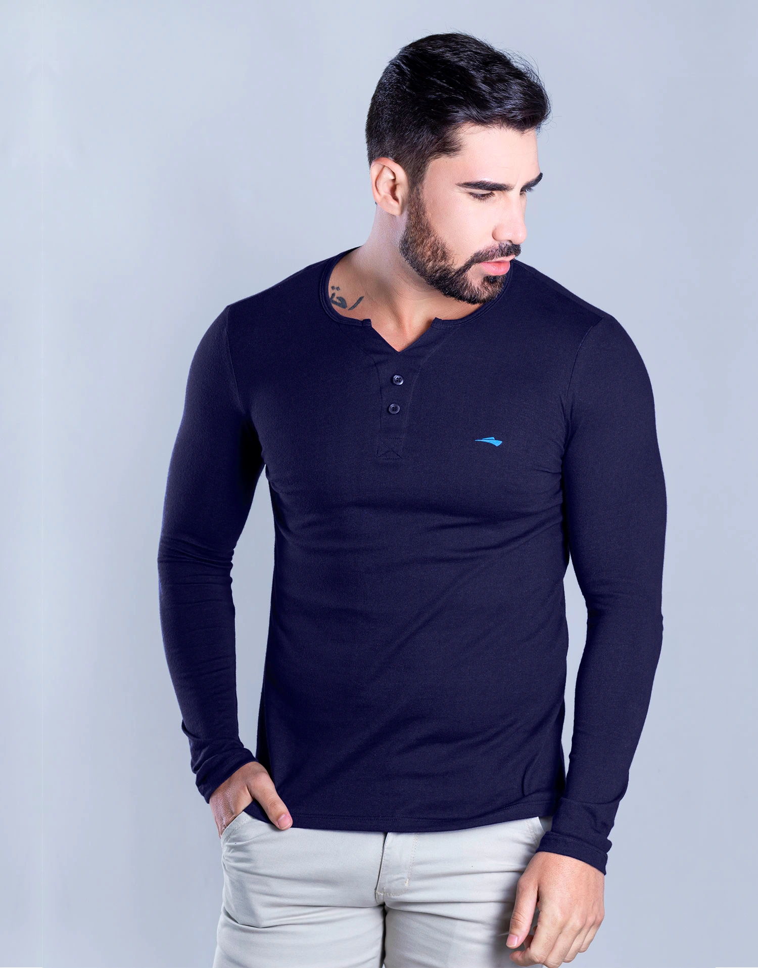 Henley-Kooks-Blue-1311-2 Camiseta Masculina Henley Slim Fit Premium – Cor Mescla Azul - Imagem 1