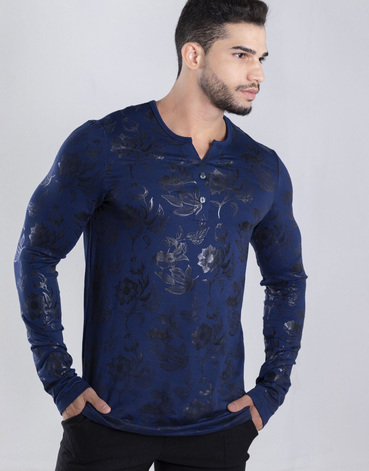 Camiseta Henley Manga Longa Textura Floral Com Elastano